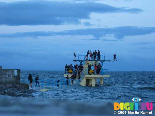 19045 Divers in cold sea